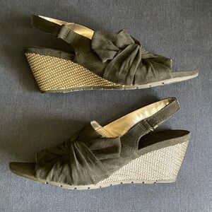 Bandolino black wedge sandals